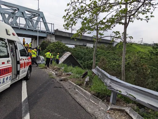 國4驚傳砂石車翻落邊坡 車頭墜地!駕駛意識不清搶救中