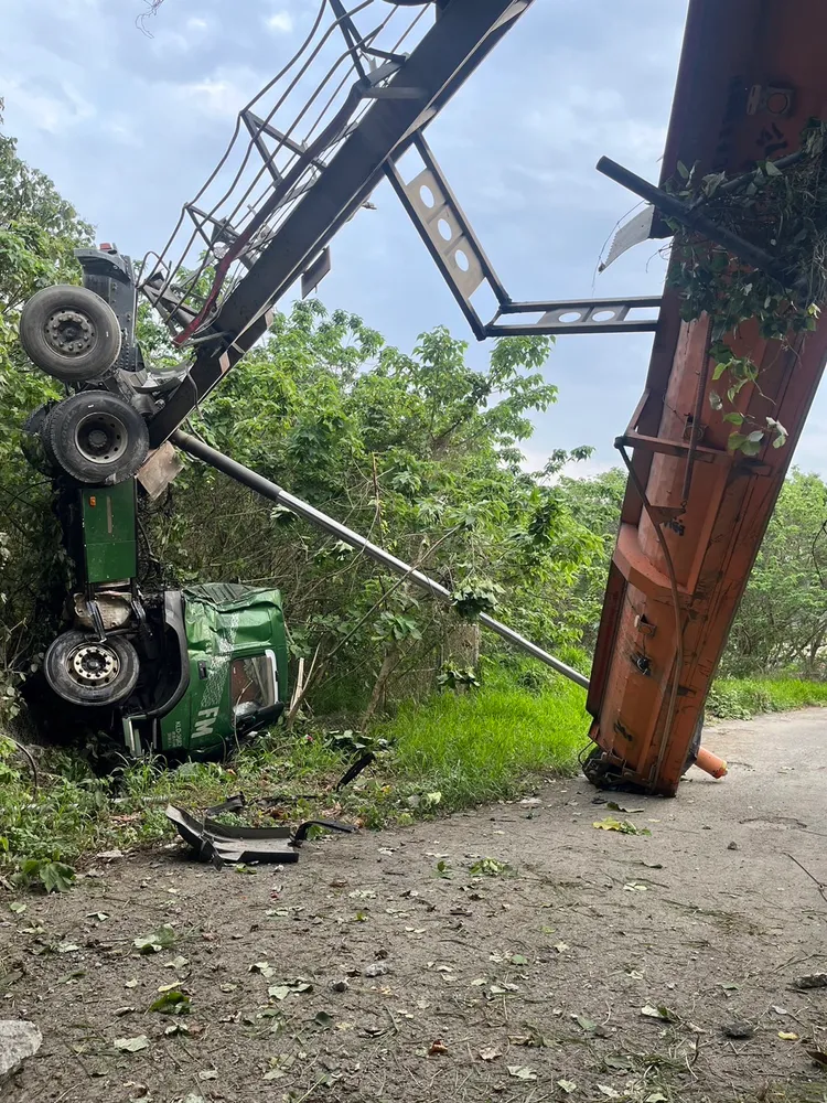 砂石車車頭墜地、車斗分離變形。讀者提供