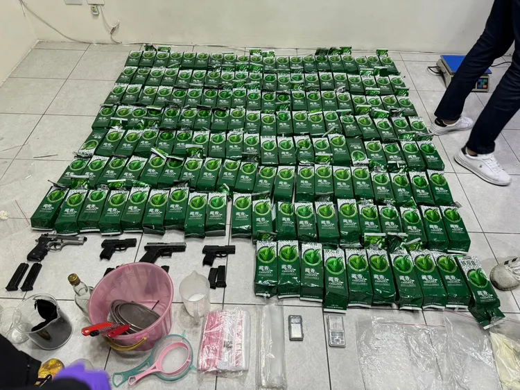 鐵觀音茶葉包中都是安毒，嫌犯怕黑吃黑也擁槍自重。翻攝畫面