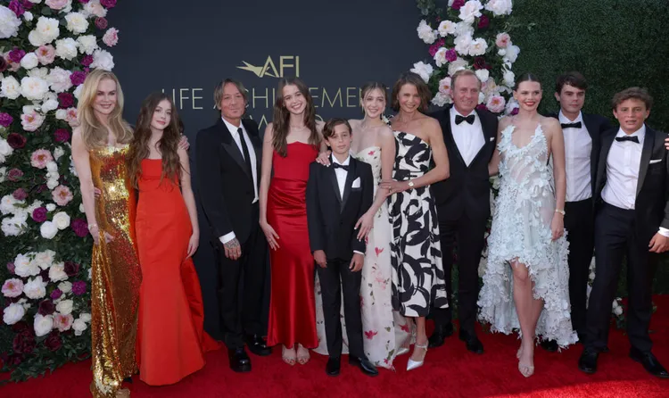 妮可（左）首度讓一對女兒桑黛（中）、費絲（左二）與她走紅毯，兩女承襲父母的好基因，氣質與長相都很有星味。翻攝AFI官網