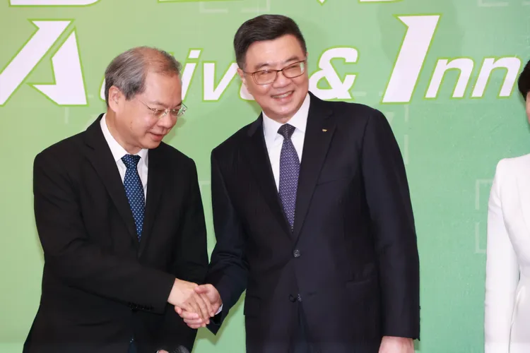 龔明鑫（左）擁有財經專業。莊宗達攝