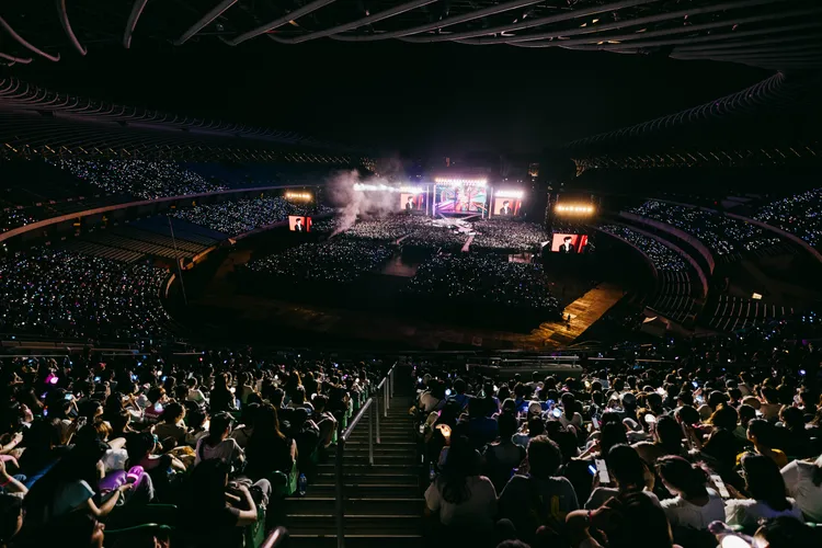 在高雄世運登場的GOLDEN WAVE，4萬人盛況。超級圓頂提供