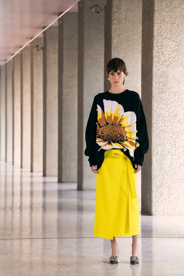 針織衫上則以菊花印花點綴。品牌提供