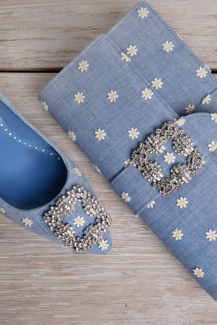 Manolo Blahnik在清爽的淺藍色鞋款上以小雛菊點綴。品牌提供