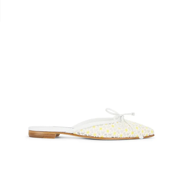 Manolo Blahnik BALLERIMU蕾絲雛菊平底穆勒鞋，3萬1800元。品牌提供