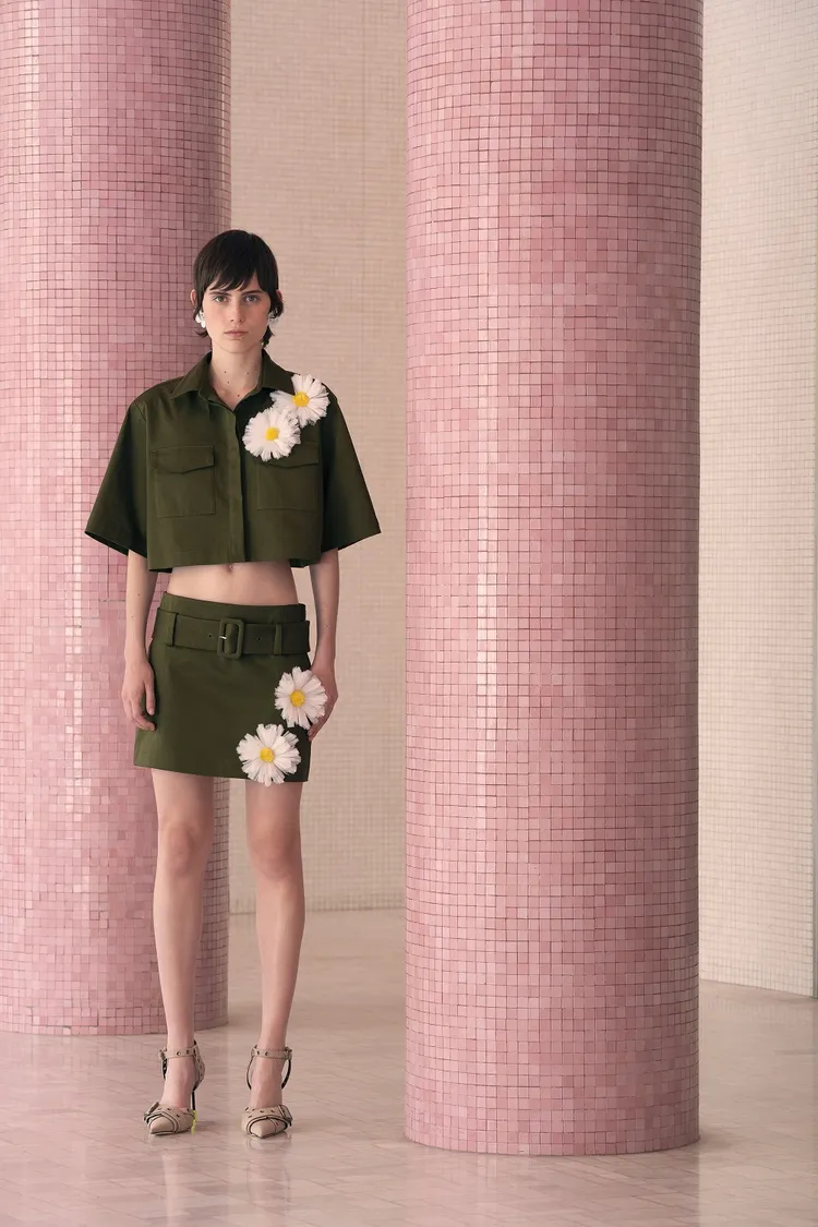 MSGM讓立體雛菊在襯衫、短裙上綻放。品牌提供