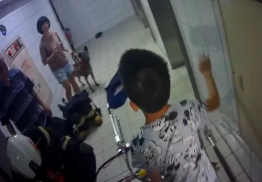 強震櫥櫃倒「卡門」受困屋內　八德消防即刻救援！破門救出國小男童