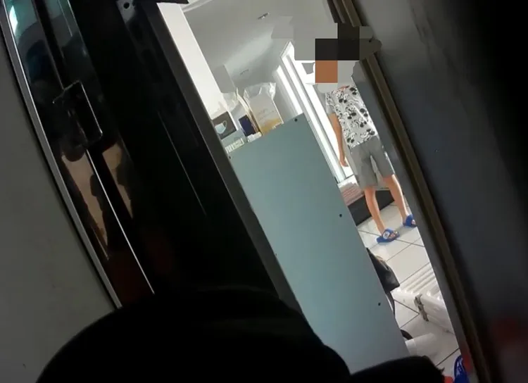 小男孩受困屋內，警消撬開大門救援。八德消防分隊提供