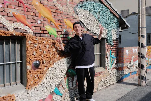 金鐘影帝曝老家遭海水倒灌急奔宮廟避難 串蚵仔賺2毛貼補家用