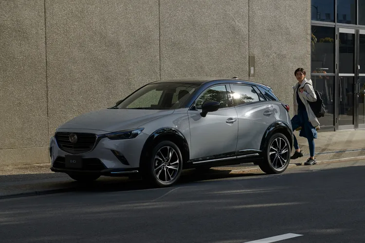 Mazda CX-3在24年式全新20S Vivid Edition車型上內外觀採用雙色搭配，本月入主可享「10萬元低頭款」購車優惠。業者提供