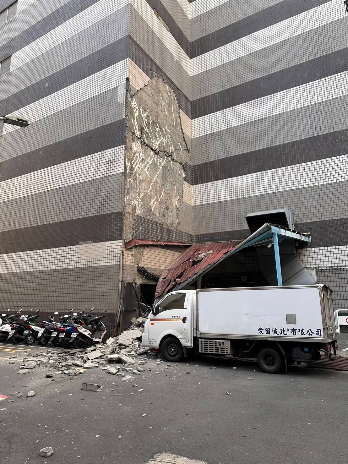 敦南SOGO部分外墙磁砖整片掉落。读者提供