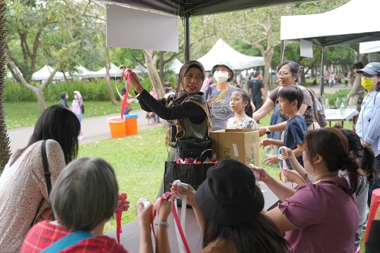 開齋節活動中「文化體驗區」課程帶領民眾透過手作認識穆斯林文化。北市府提供