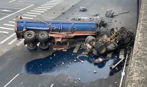 台61砂石车坠落10米高架 人车分离惨况曝!驾驶喷飞惨死