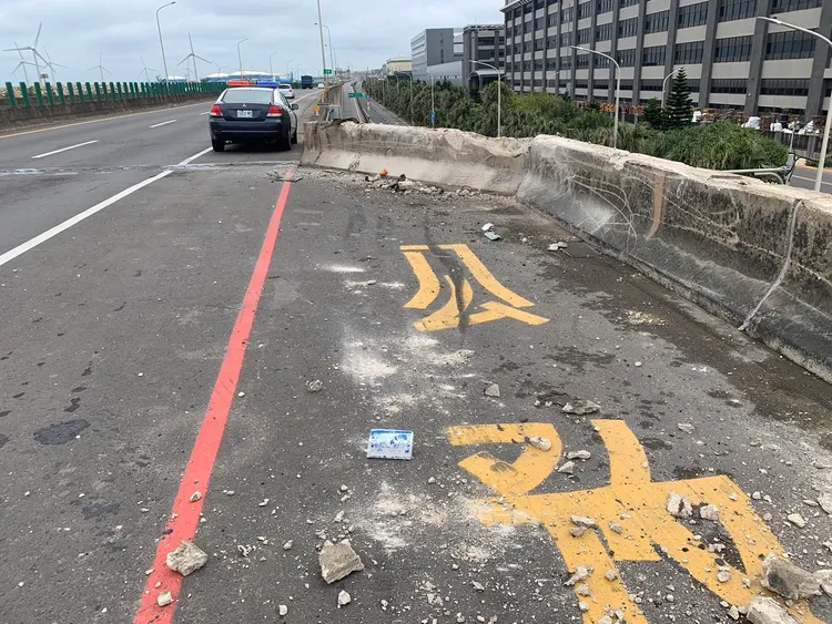 砂石車疑似從此處衝出高架橋。翻攝畫面