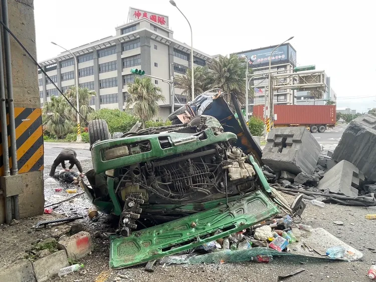 砂石車摔的破碎。翻攝畫面