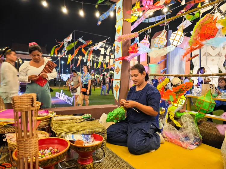 「2024年世界超級潑水節」現場展示節慶花燈、泰拳比賽、手工藝製作等活動，試著在玩樂之外帶入泰國文化元素。田欣雲攝