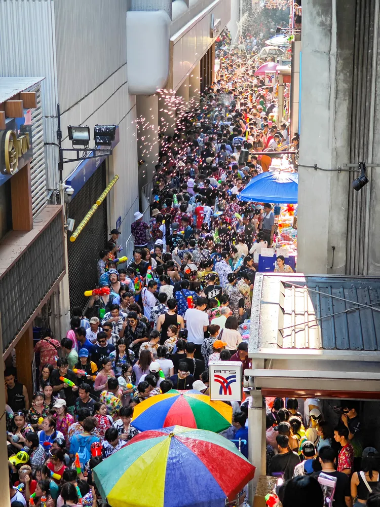 BTS Siam站旁被人潮擠爆，大家潑水噴水玩得盡興。田欣雲攝