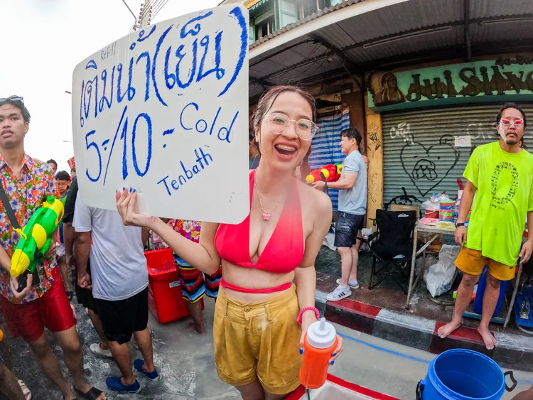 路旁提供水槍加水服務，一次5到10泰銖。田欣雲攝