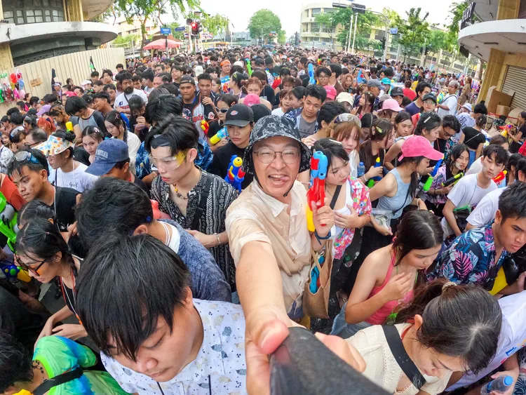 考山路遊客多到摩肩擦踵，行走時只能順著人流往前緩步移動。田欣雲攝