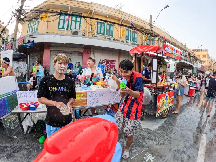潑水節期間在考山路行走，隨時要有被「潑水祝福」的準備。田欣雲攝