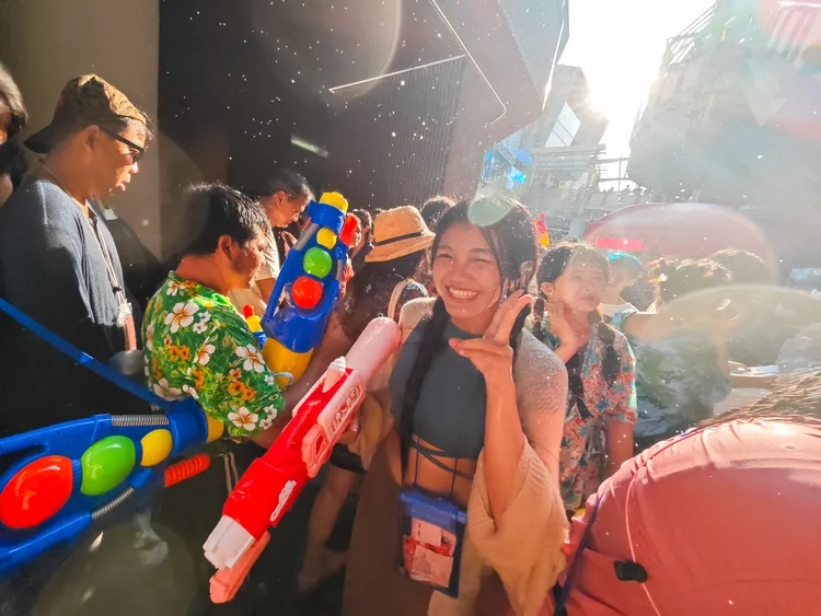 宋干節向人潑水，有傳遞福氣的意涵，所以被潑的人不但不能生氣，還必須開心相迎。田欣雲攝