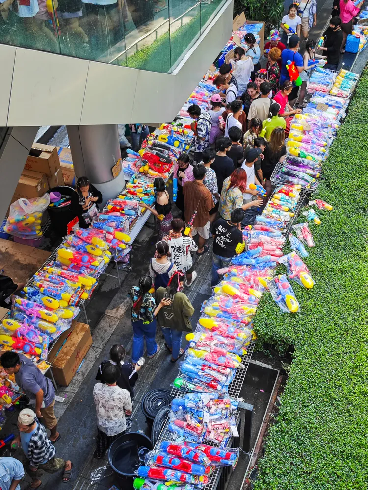 街邊販售大大小小各式水槍。田欣雲攝