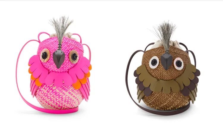 粉色鳥兒造型編織包（左）4萬1000元、駝色鳥兒造型編織包（右）4萬1000元。品牌提供