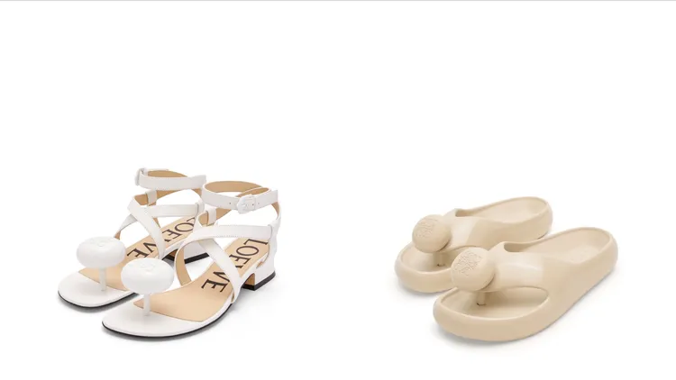 Pebble米白色萊茵石小羊皮涼鞋（左）4萬1000元、Pebble燕麥色泡棉橡膠涼鞋（右）2萬6000元。品牌提供