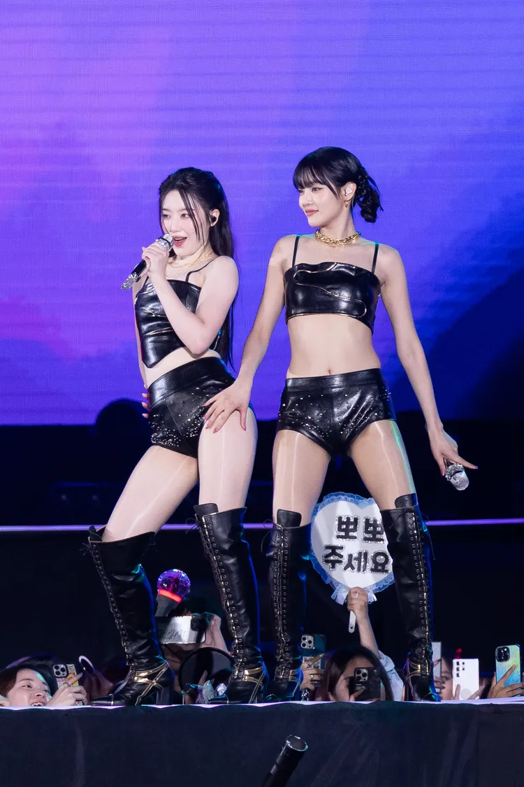 舒華（左）、Minnie表演《MY BAG》時脫掉外套。讀者提供