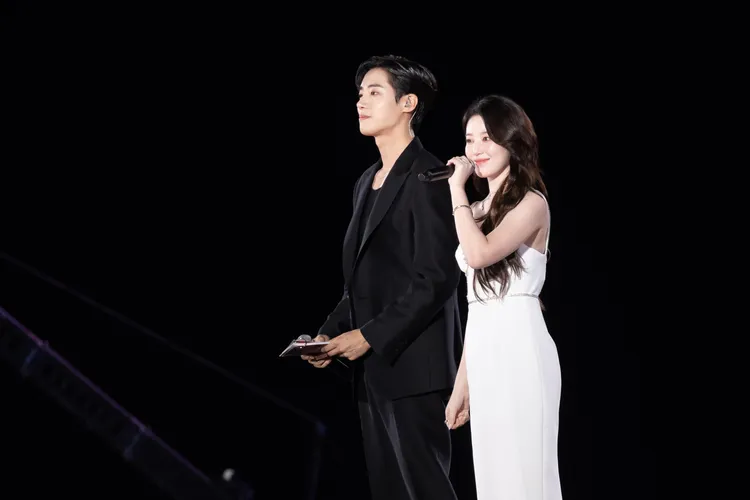 舒華（右）中場上台與主持人秋英宇搭檔，白色長裙優雅端莊。讀者提供