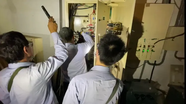 新北警察局行政科督辦三重分局，運用第三方警政執行三重區正義南路55號地下室視聼歌唱業斷電工作。翻攝畫面