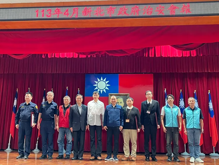 市長與公共安全聯合稽查專案有功人員合影留念。警察局提供