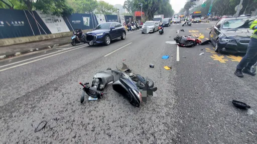 上學驚魂!林口BMW闖紅燈撞2機車釀4傷 阿公駕駛稱一時恍神