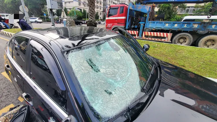 衝撞力道大，伍男所駕駛BMW車子前擋風玻璃碎成蜘蛛網狀。翻攝畫面