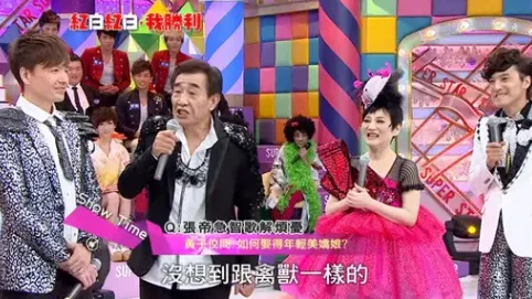 張帝用拿手的即興唱歌嗆黃子佼。翻攝《紅白紅白我勝利》