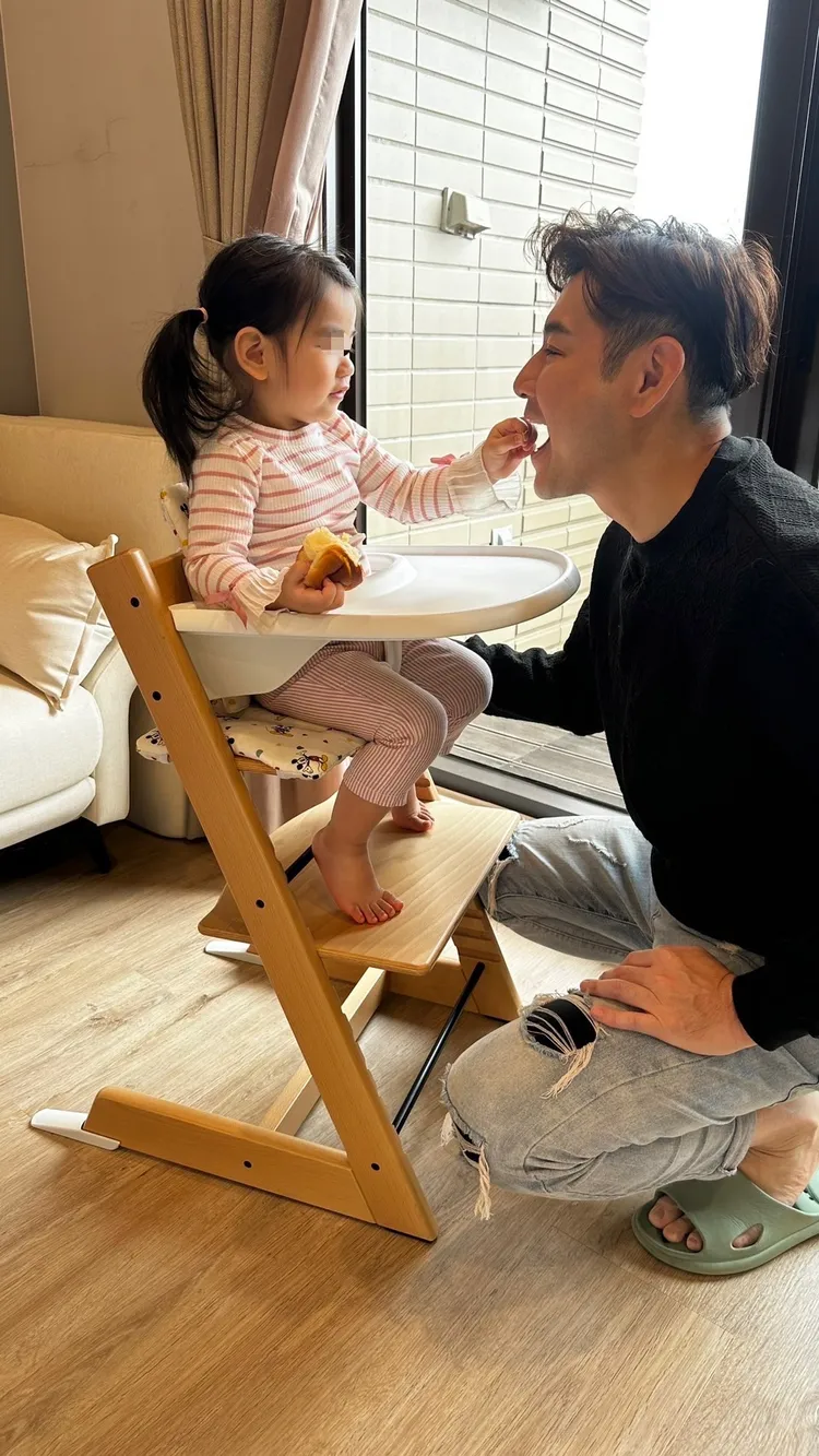 陳熙鋒（右）很在意女兒樂樂感受。民視提供