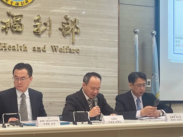 未來是否會將邦克列酸納入常規檢驗？林金富（中）給出回應。記者林則澄攝