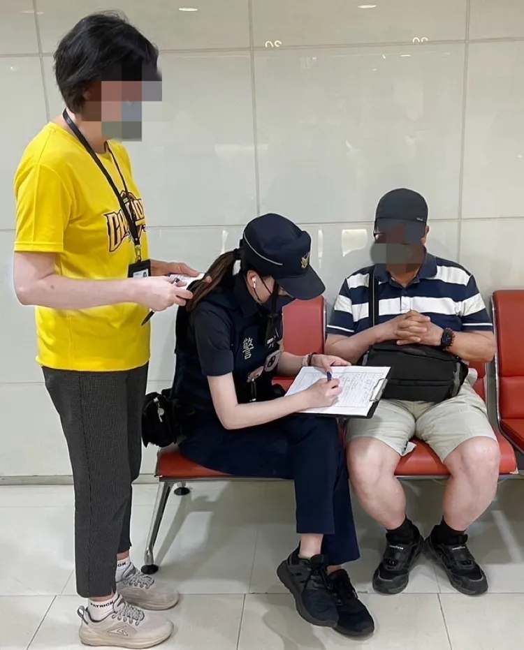 公益派出所警員馮婕妮分析詐騙手法，打消蔡姓退休警官匯款念頭。民眾提供