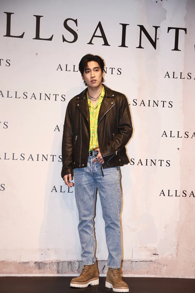 婁峻碩穿上羊皮騎士皮衣搭配亮色豹紋襯衫及仿舊牛仔褲。彭欣偉攝