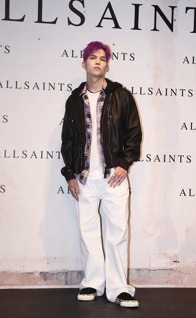 派偉俊以皮衣、襯衫的組合穿出頹廢搖滾風格。彭欣偉攝