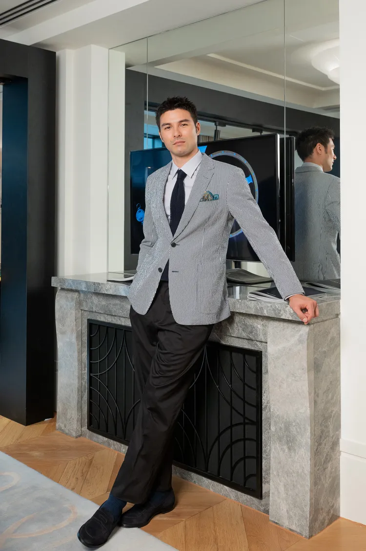 鳳小岳穿著灰色條紋西裝外套搭配黑色修身長褲。品牌提供