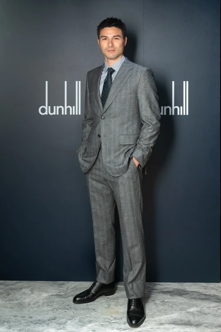 鳳小岳換上成套條紋西裝打造英倫型男魅力。品牌提供