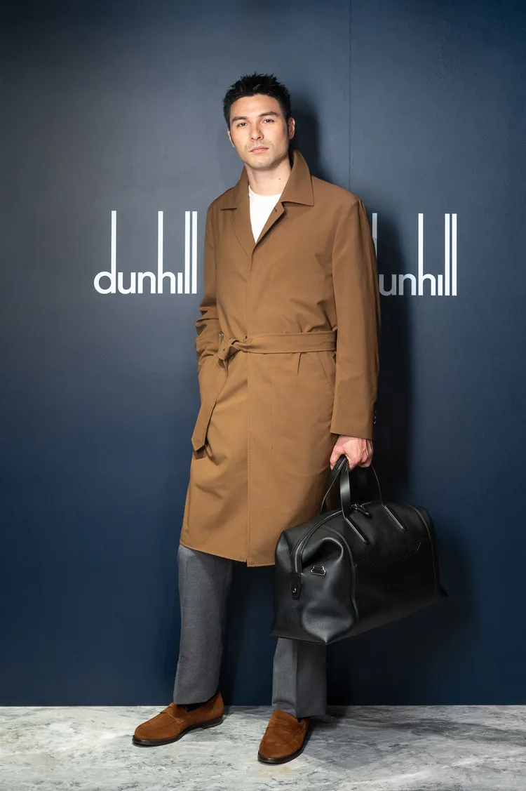 大地色風衣透過腰帶、領片以及剪裁展示出英式傳統剪裁的特點。品牌提供
