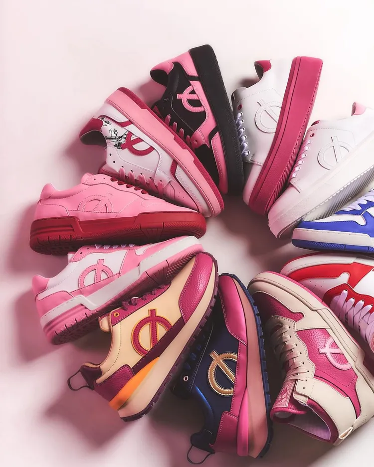 系列推出芭比粉以及紅、藍、黃、紫、紅等繽紛色系。品牌提供