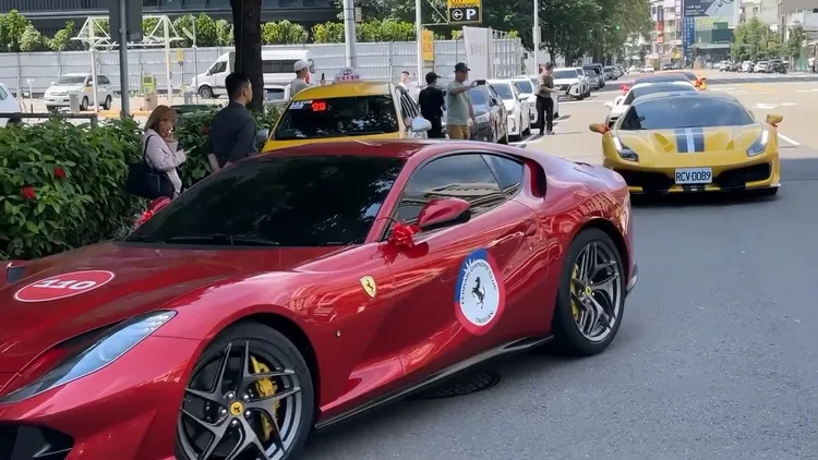 12輛豪車組成的迎娶車隊，總價值達3億元。翻攝記者爆料網