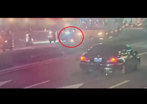 北市公車追尾騎士　驚險影片！70歲老婦險遭輾過
