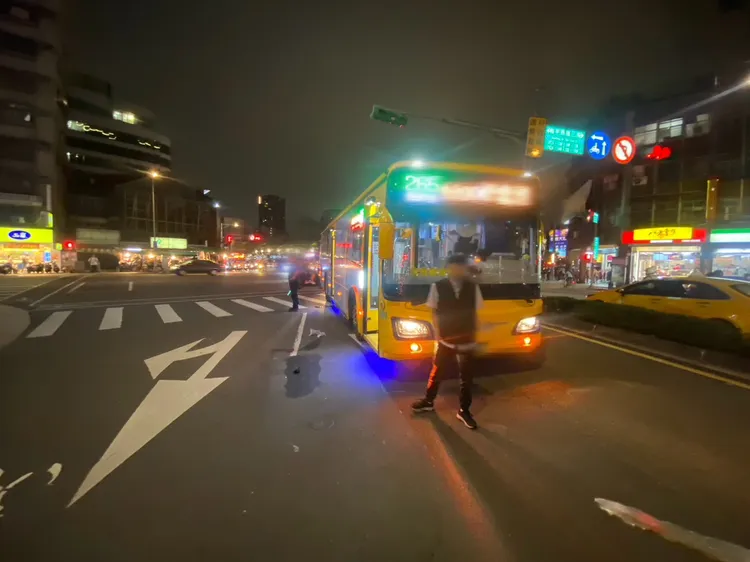 公車追尾騎士。翻攝畫面