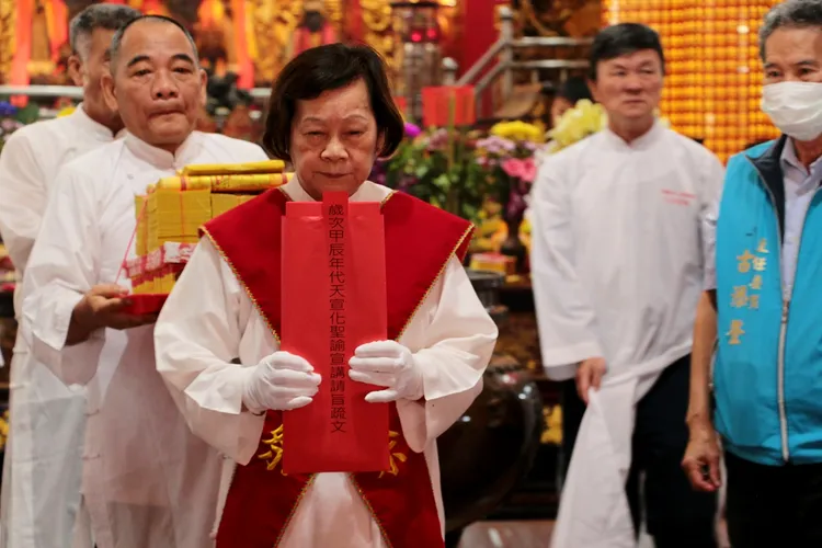 主祭者陳麗貞前往望燎。高史博提供