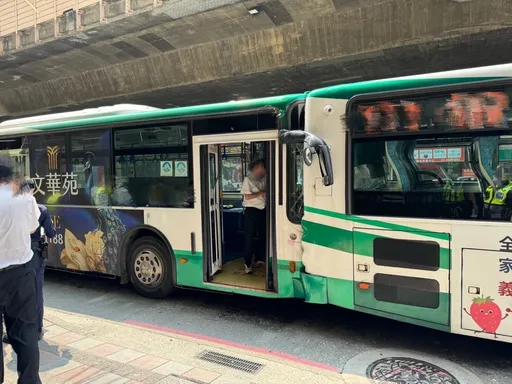 2公车靠站不慎追撞!吓坏等车民众 3长者乘客摔倒受伤