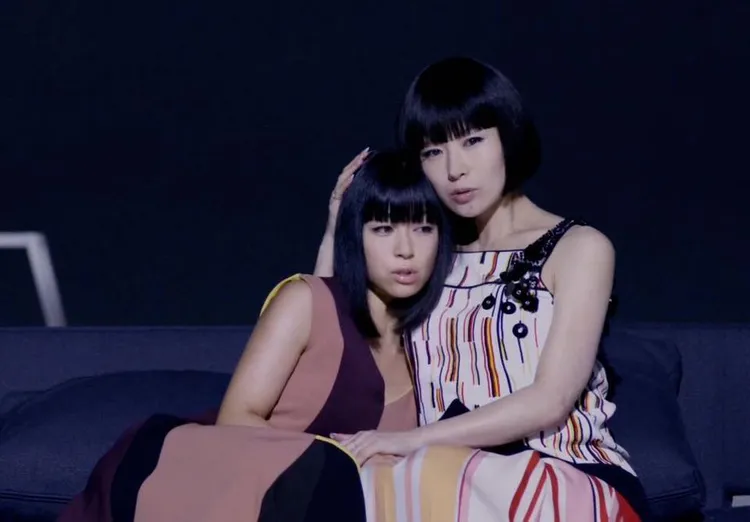 宇多田光（左）、椎名林檎合將首次在電視上合體，表演合作曲《只有兩小時的假期》。翻攝宇多田光YouTube